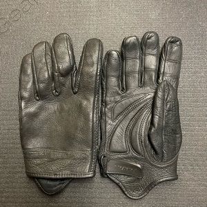 Leather riding gloves